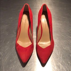 Babana Republic Sued Pumps